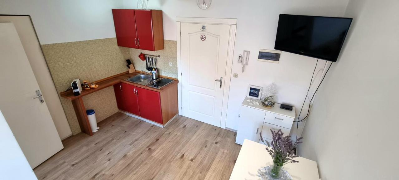 Апартаменты Tiny Studio Big Living Ровинь Экстерьер фото