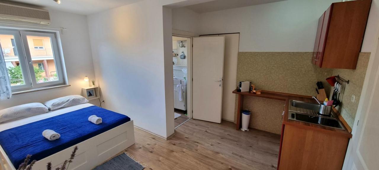 Апартаменты Tiny Studio Big Living Ровинь Экстерьер фото